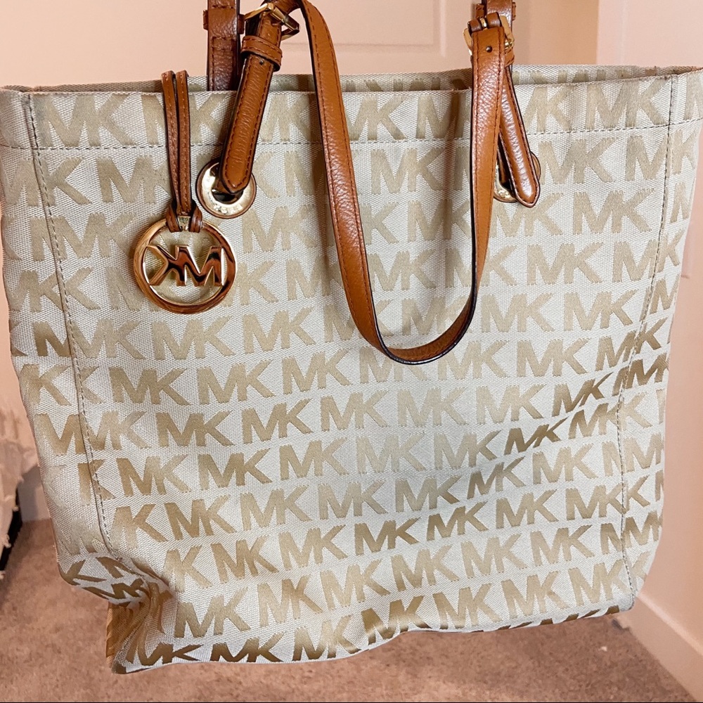 - ✨Michael Kors Large Emblem Purse Good Cond…
